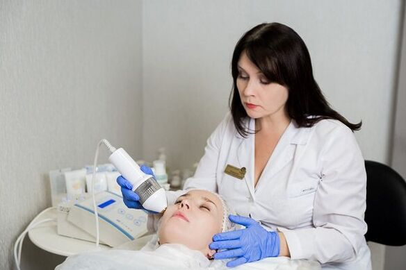 Gezicht cryotherapie uitvoeren