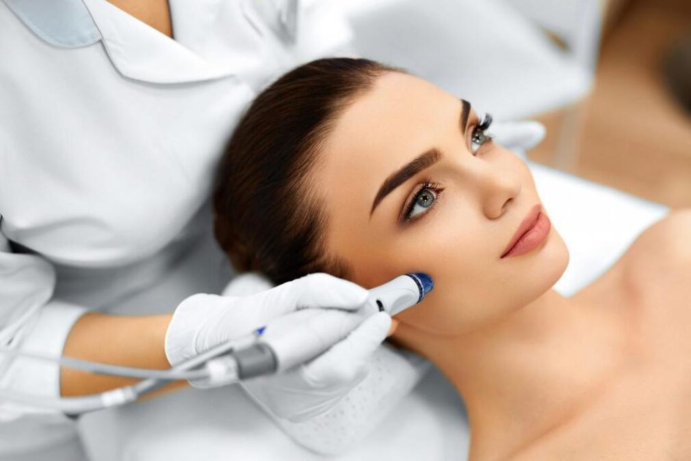 Het uitvoeren van de verjongingsprocedure door Cosmetoloog